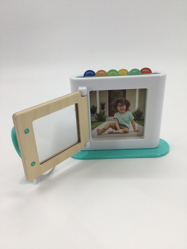 Lovevery Emotion Match Mirror & Card Set