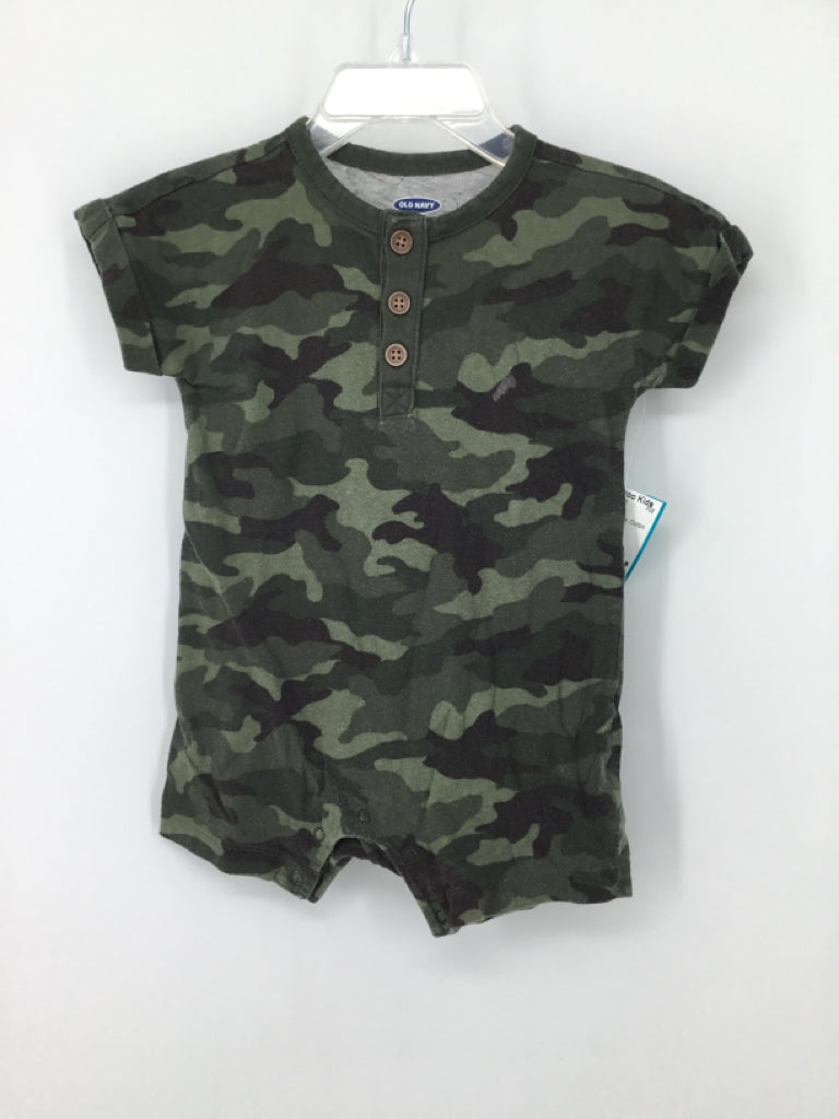 Old Navy Child Size 6-12 Months Green Camoflage Outfit - boys