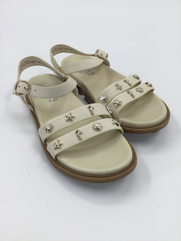 Art Class Child Size 2 Youth Cream Sandals/Flip Flops