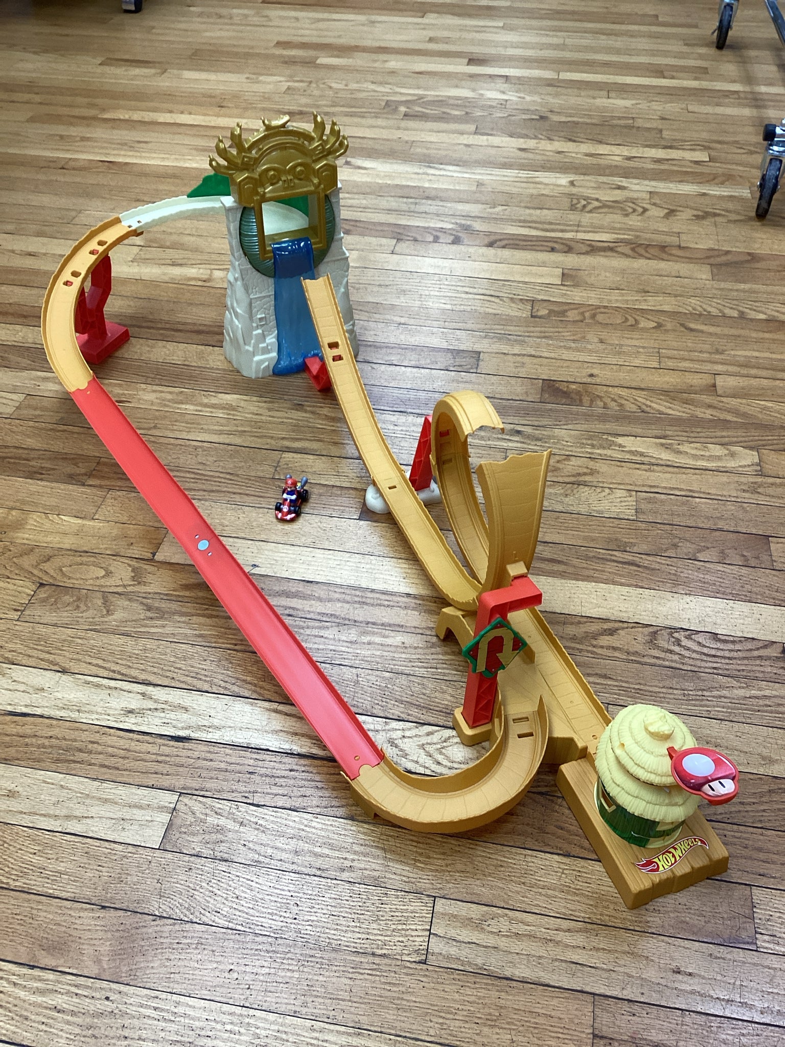 Hot Wheels Jungle Kingdom Raceway Playset with Mario Die-Cast Toy