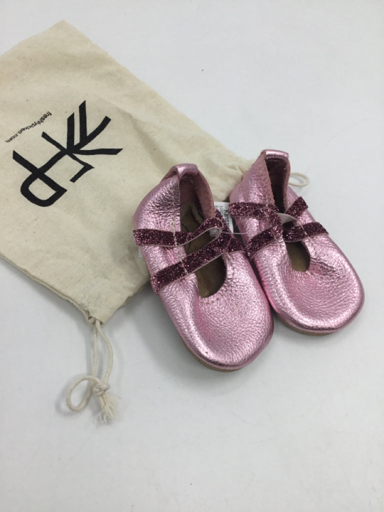 Freshly Picked Child Size 2 Toddler Pink Baby/Walker Shoes
