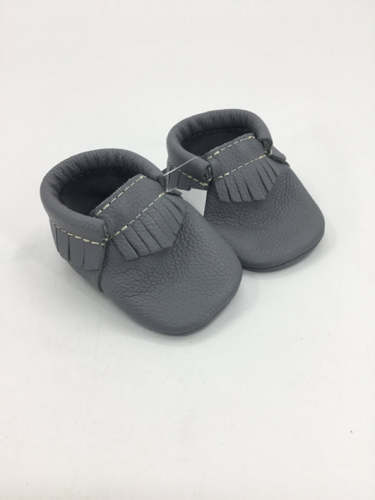 Freshly Picked Child Size 1 Toddler Gray Baby/Walker Shoes