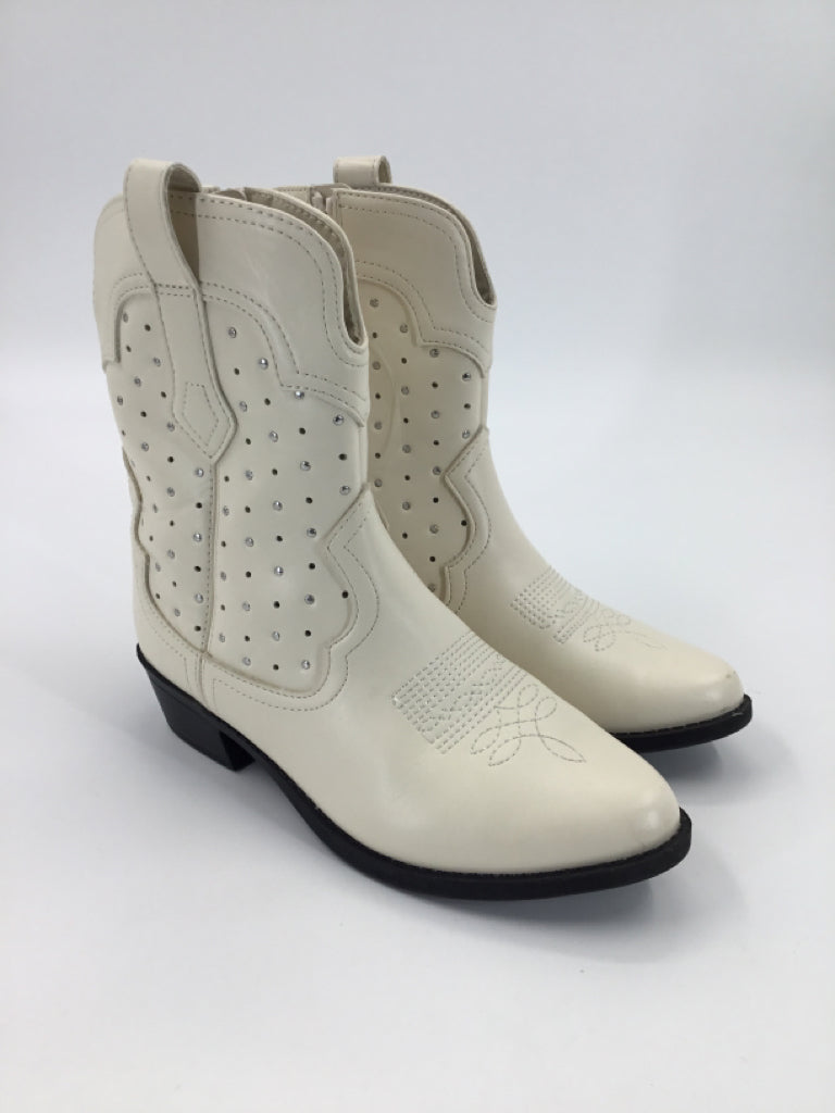Art Class Child Size 3 Youth White Boots