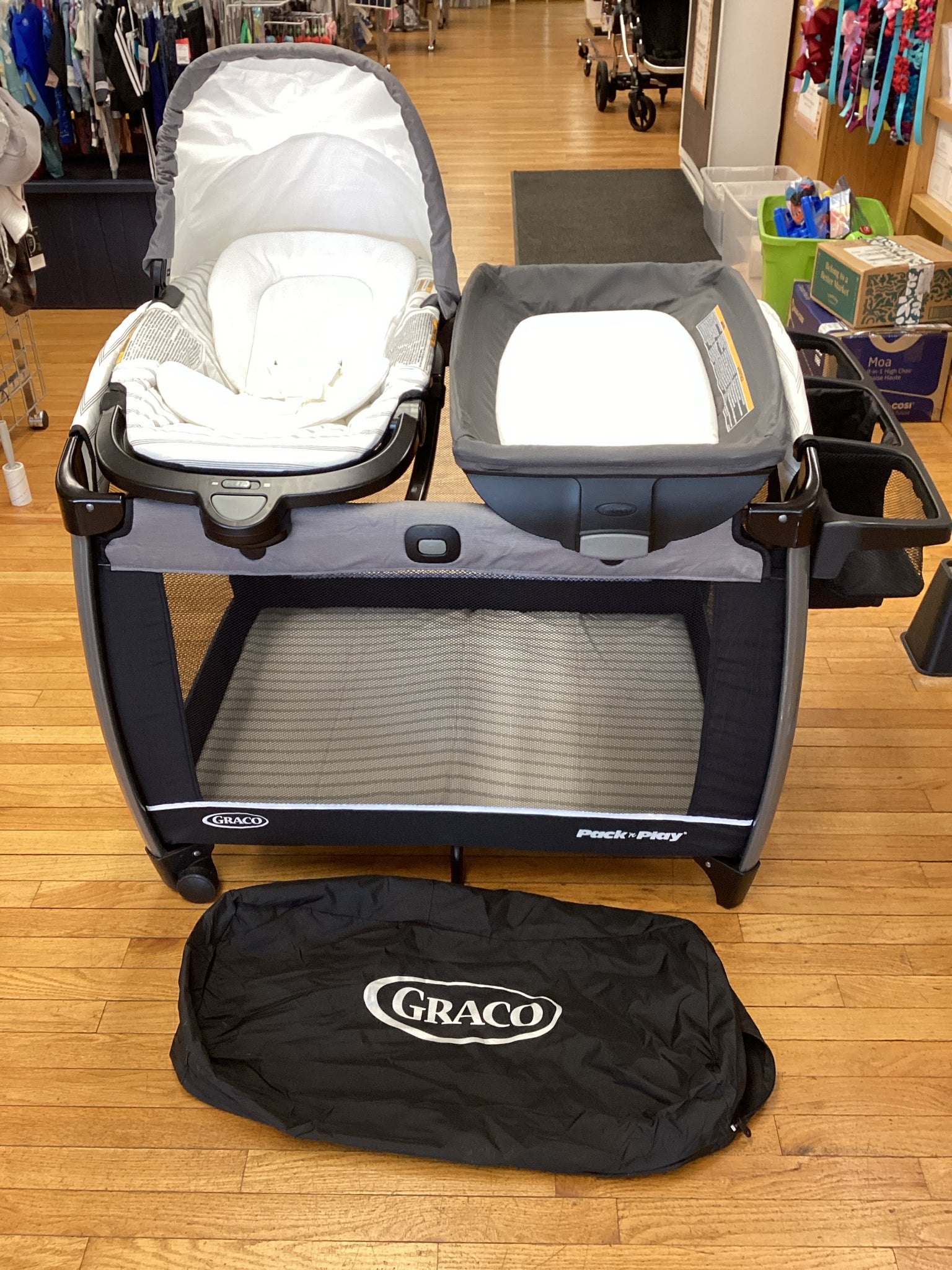 Graco Pack 'n Play Playard With Snuggle Suite - no bassinet level