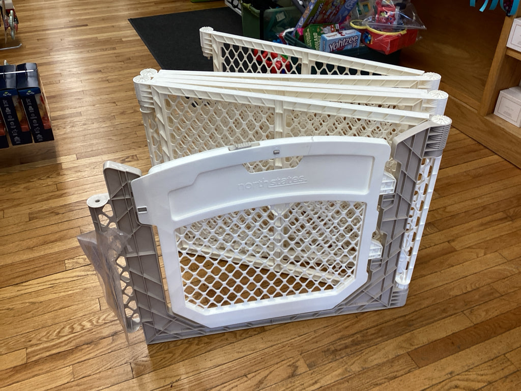 North States White Play Yard w/ Gate