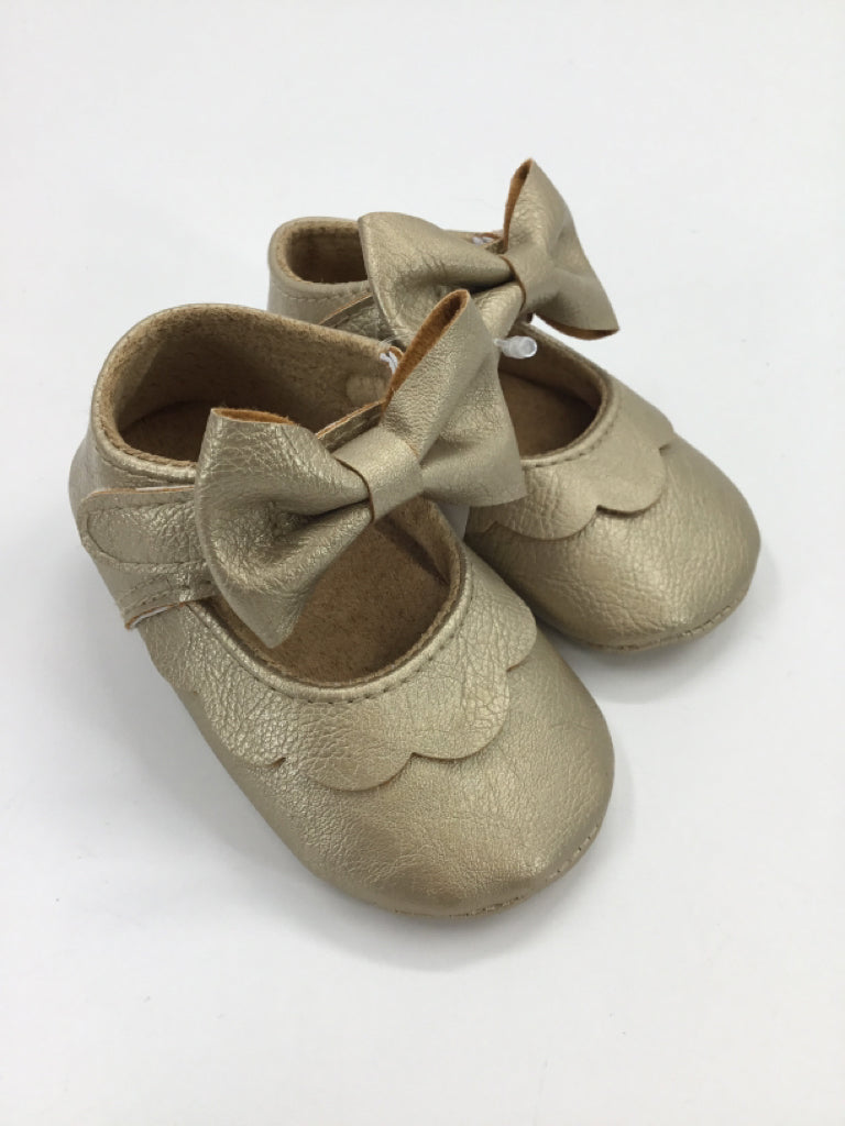 brandless Child Size 2 Toddler Gold Baby/Walker Shoes