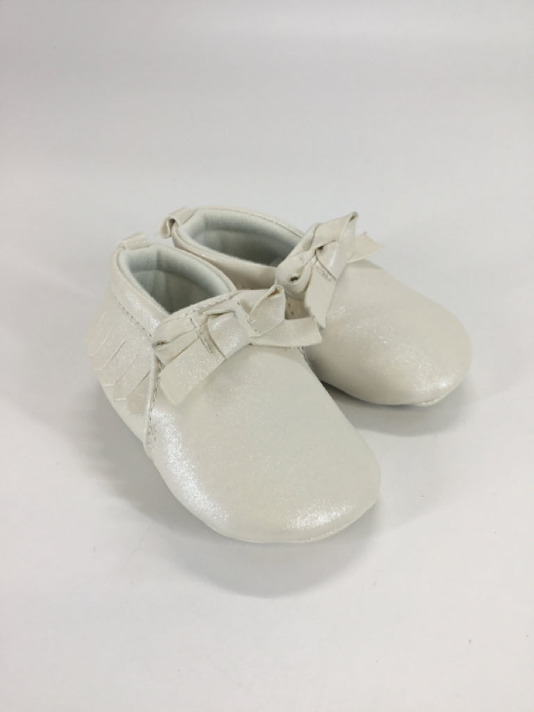 Carter's Child Size 1 Toddler White Baby/Walker Shoes