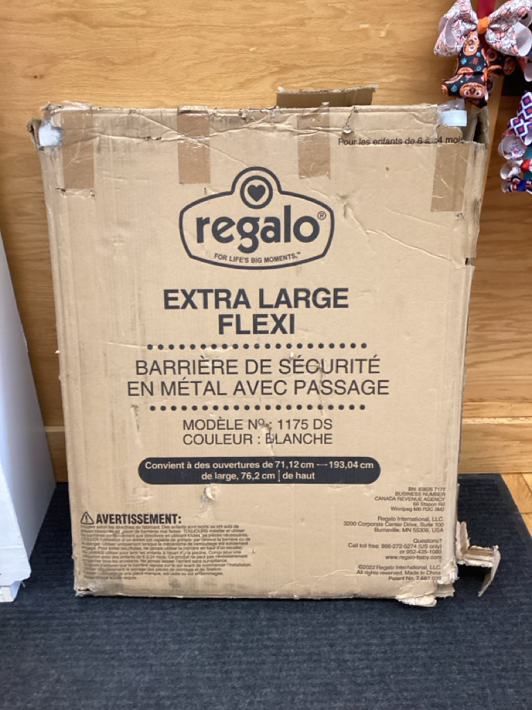 Regalo Extra Large White Flexi Safety Gate