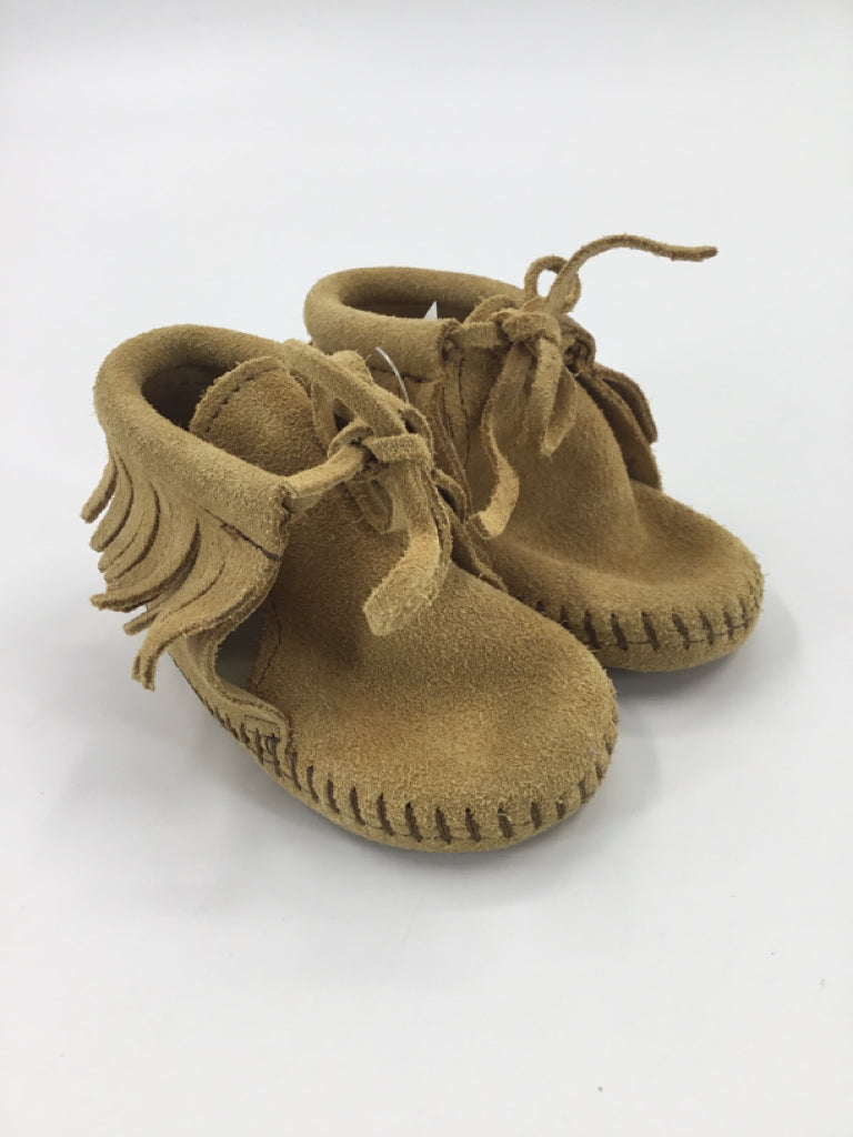 Minnetonka Child Size 2 Toddler Tan Moccasins
