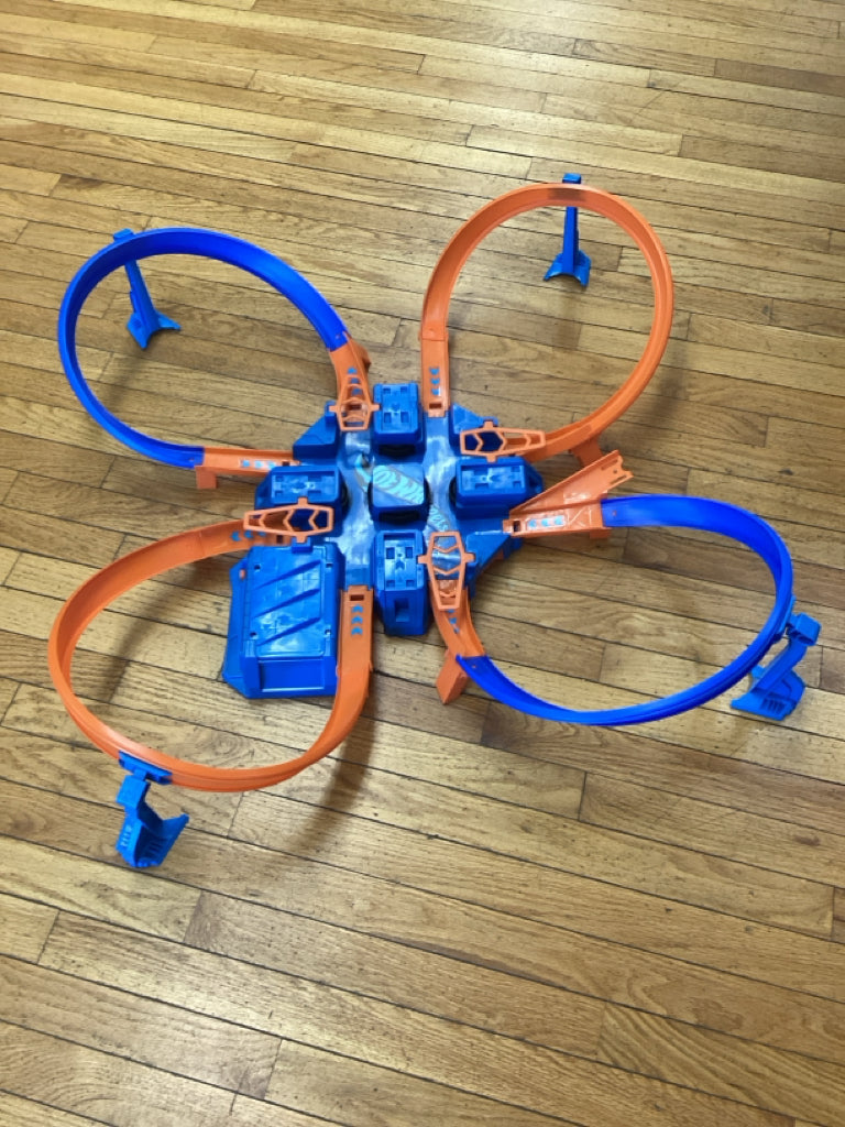 Hot Wheels Criss Cross Crash Track Set