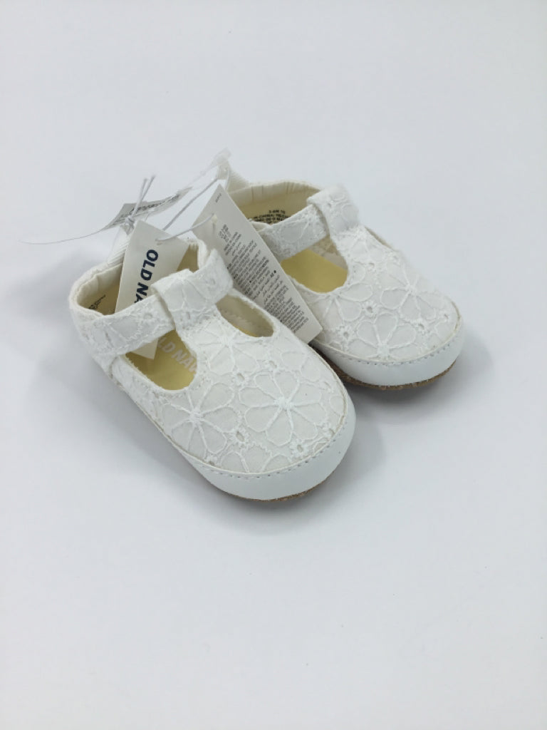 Old Navy Child Size 2 Toddler White Baby/Walker Shoes