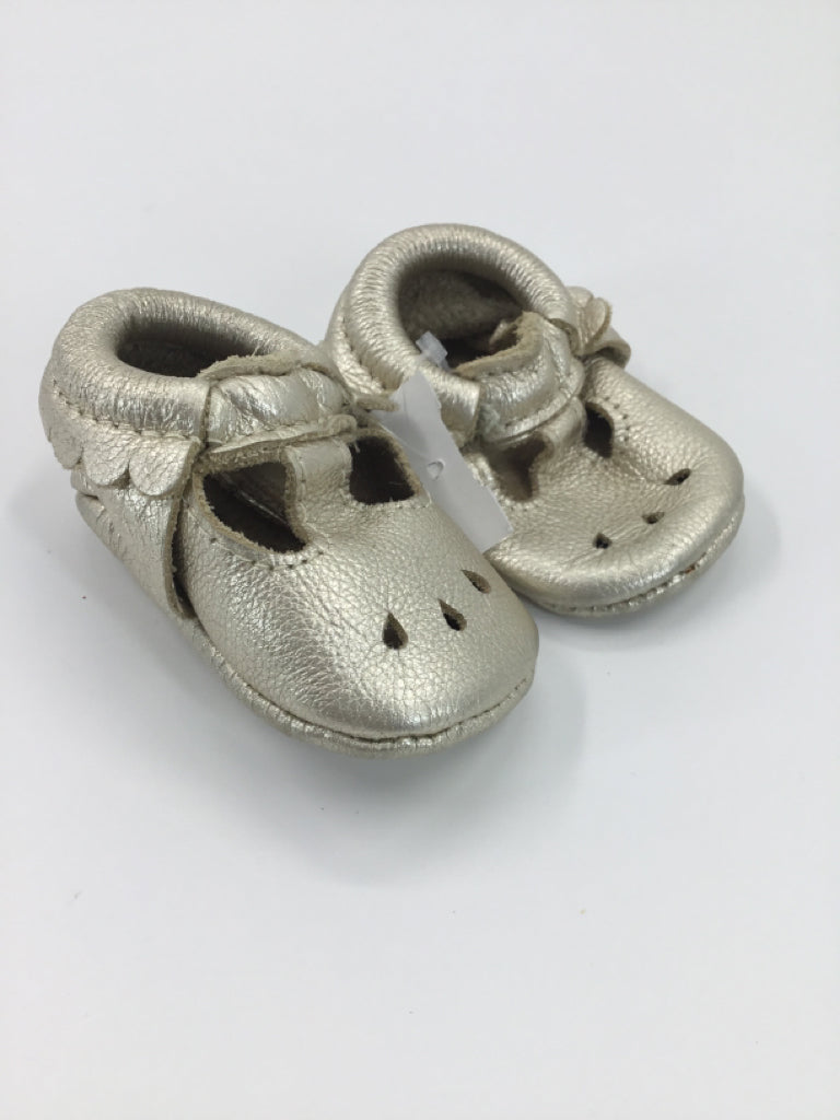 Freshly Picked Child Size 2 Toddler Gold Baby/Walker Shoes