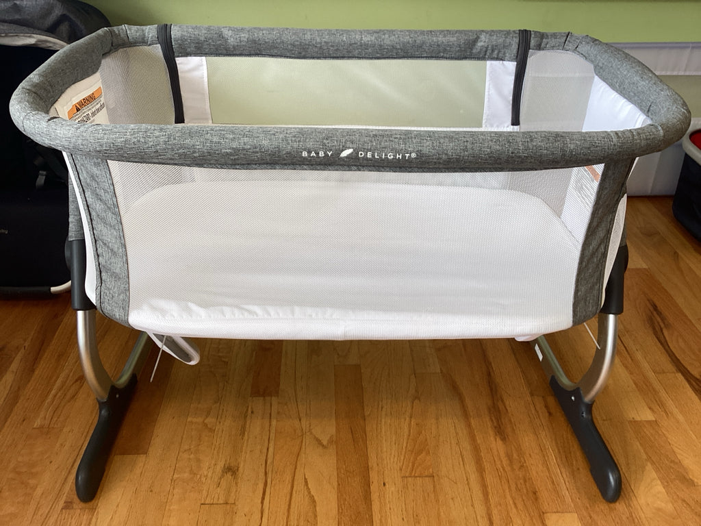 Baby Delight Beside Me Dreamer Bassinet Bedside Sleeper