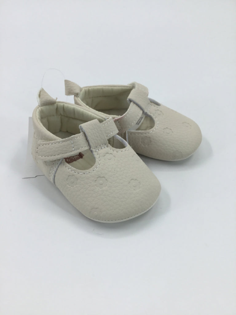 Carter's Child Size 2 Toddler Cream Baby/Walker Shoes