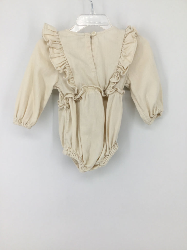 Old Navy Child Size 6-12 Months Cream Outfit - girls