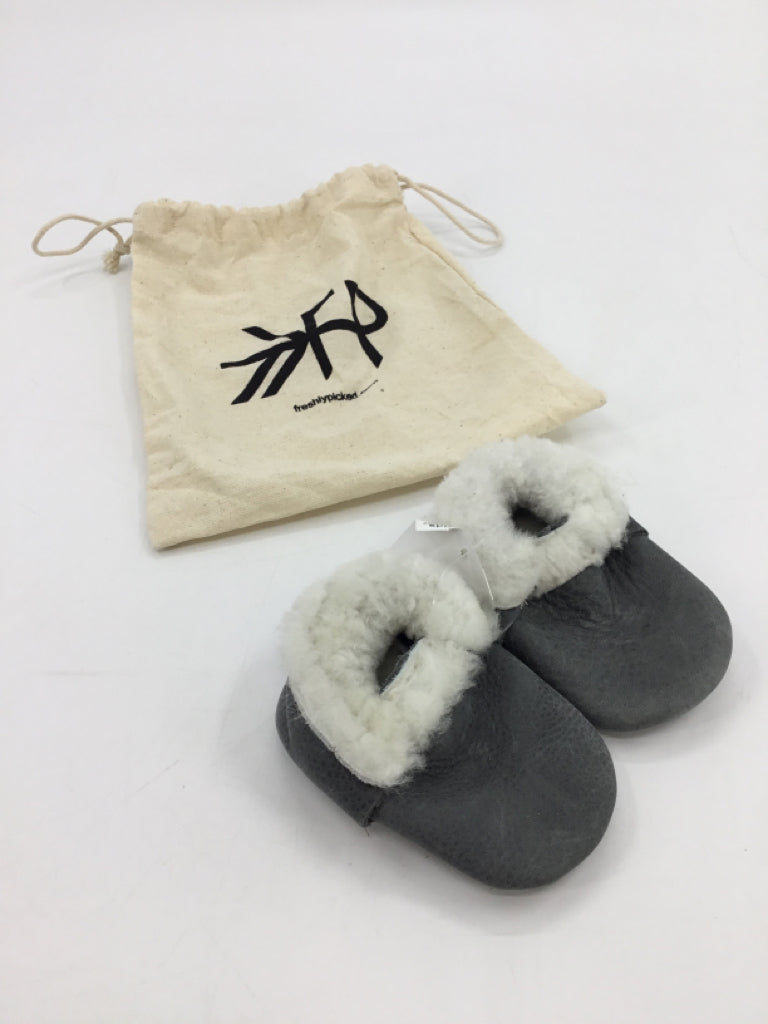 Freshly Picked Child Size 1 Toddler Gray Baby/Walker Shoes